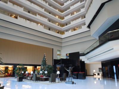 ロビーフロアと隣接するレストラン。クリスマスツリーが見えます
