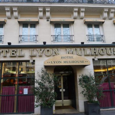 地下鉄、バス停からすぐの便利なロケーションに建つ