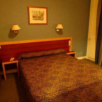 部屋には何もありませんが、思ったよりベッドは広かったです。