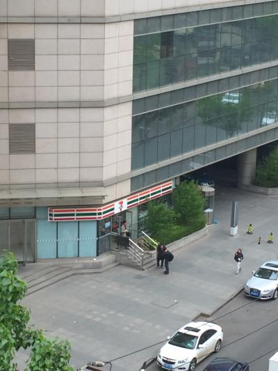 向かえの7イレブンです。弁当美味しいですよ。