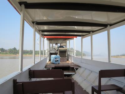 渡し舟で対岸の宿へ