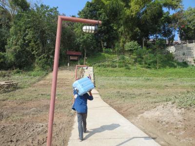 荷物を担いでくれます、恐縮・・・