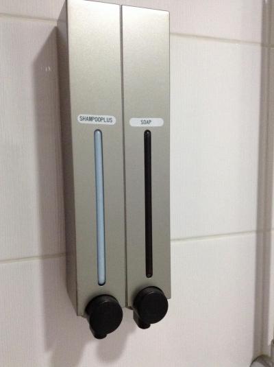 シャワーの横にシャンプーなどあります