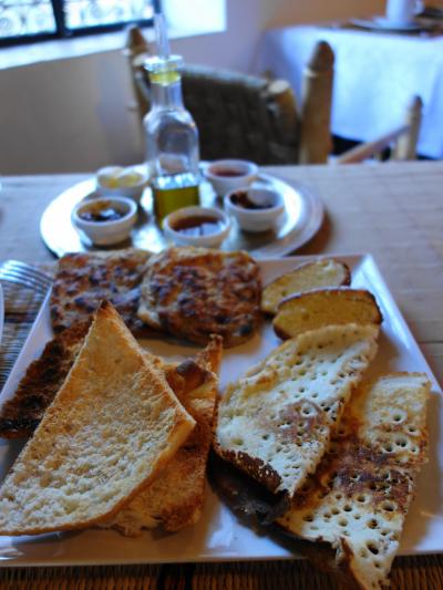 朝食。焼き立てパンとジャム色々。