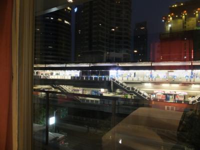 カーテンを開けるとＢＴＳのホーム。丸見えになりますねぇ。