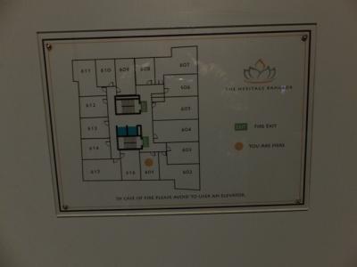 ホテルの客室図。エレベーターを囲うように部屋が配置されていま