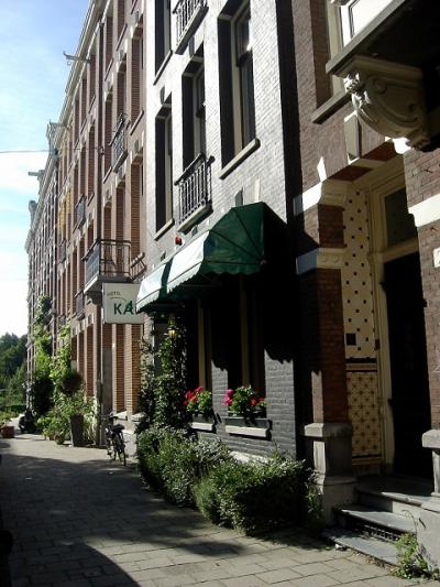 緑のテントが目印です。