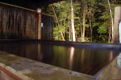 温泉街の際にある静かなホテル