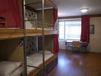 ベッドにカーテンついてます