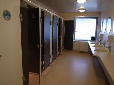 トイレと洗面、シャワーです