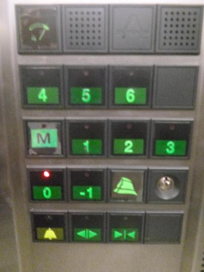 エレベーターのボタン。日本では見ることがない、０階と−１階。