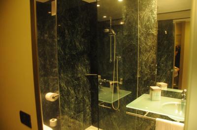 ガラス扉はどうしても床をビショビショに。