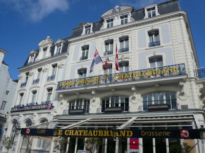 城壁への門からすぐです