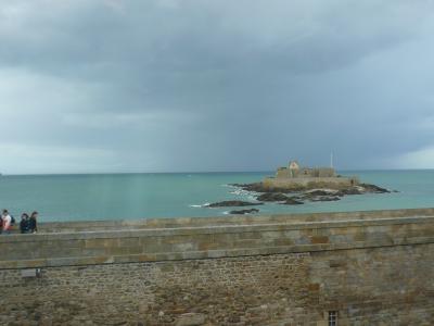 城壁越しに要塞がすぐ目の前です