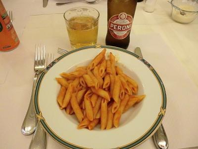 前菜のペンネとイタリアのビール