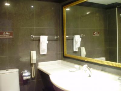 バスルームの鏡が横に長いので女性同士でも一緒にお化粧可能！