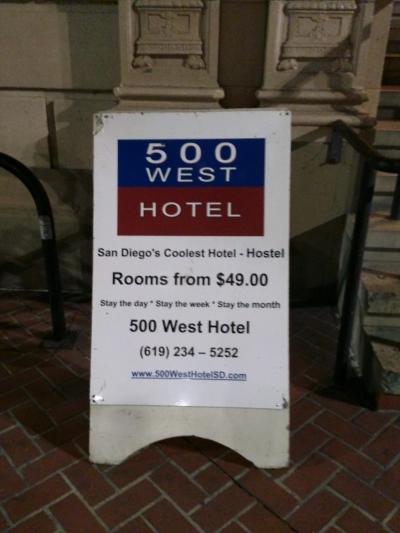 ホテルの看板。結構目立たないです。