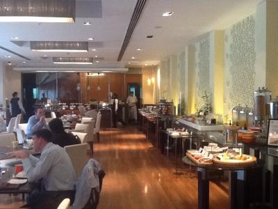 メインダイニング(朝食時). インドでは珍しく6時半から.