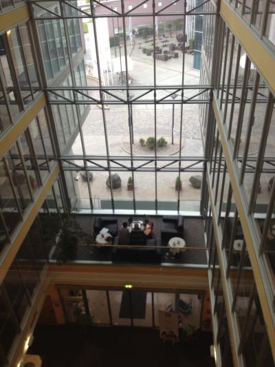 吹抜けのエントランスを上から見た写真