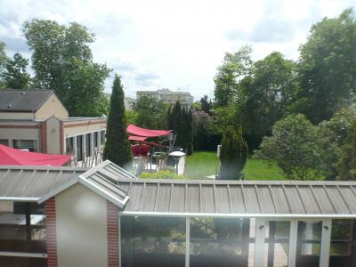 中庭とレストラン