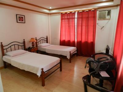 客室は広い。エアコンは古いタイプ。