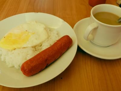 朝食。美味くない。コーヒーはインスタント。