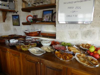 朝食。卵はその場で調理してくれます。