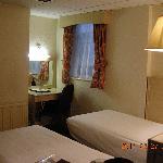 狭くて息苦しい