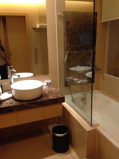 カーテンはありますが、ガラス張りです。