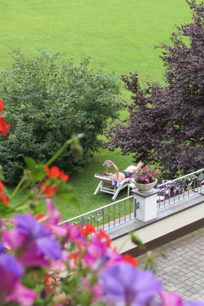 お庭でのんびり本を読むゲスト