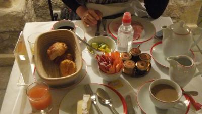 朝食,クロワッサンパン・オ・ショコラ、レザン　お水は自前です