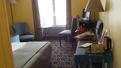 デスクでイスを使うと通れなくなります