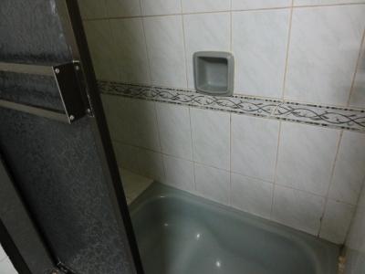 シャワーするには少し狭い。熱いお湯は出ます。