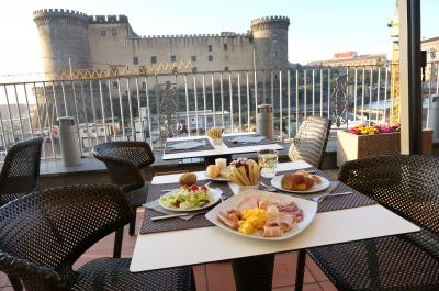 ヌーヴォ城を眺望に、朝ご飯が食べられます。