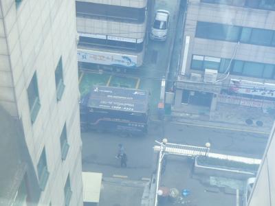 ホテル裏側の窓のすぐ下。けっこう急な坂道です。