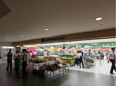 現地の方も大勢訪れる巨大ショッピングモール