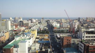 遠くに海が見えます