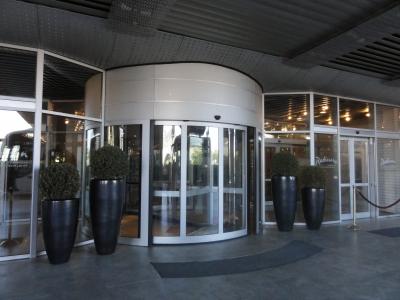 玄関の回転ドアです