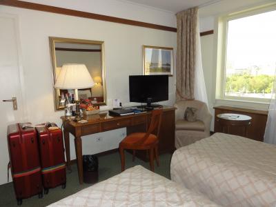 デスク、テレビ、冷蔵庫等揃っています