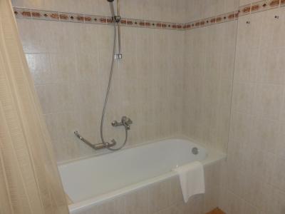 バスタブとカーテ、気を付けないとシャワーの水が床に流れてくる