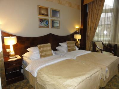 落ち着いたベットとサイドテーブルとスタンド