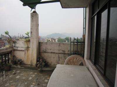 最上階の部屋からは、スヤンヤブナートが見えます