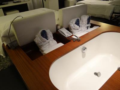 キングサイズのベッドの真後ろにはバスタブが。。