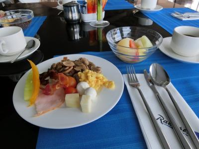 生野菜は少なかったですが、チーズ、ハム、果物が充実。