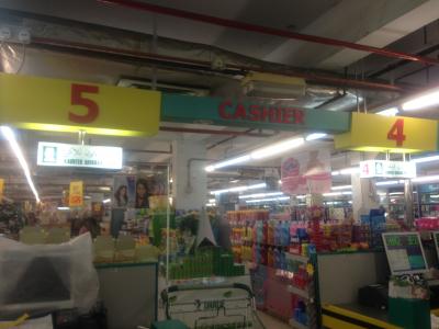 近所のスーパーのレジコーナー。女性は女性のレジに並ぶ