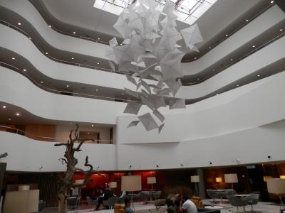 ロビー内は吹き抜けです。