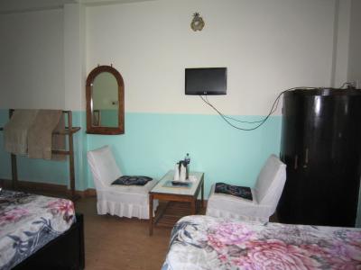 壁に掛けられた液晶薄型テレビ