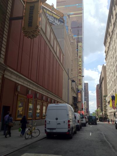 裏通りみたいな感じ。でも看板が目立つから、すぐわかります。