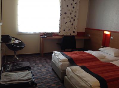 部屋は広くありません。安価な物でも金庫に保管をお勧めします。