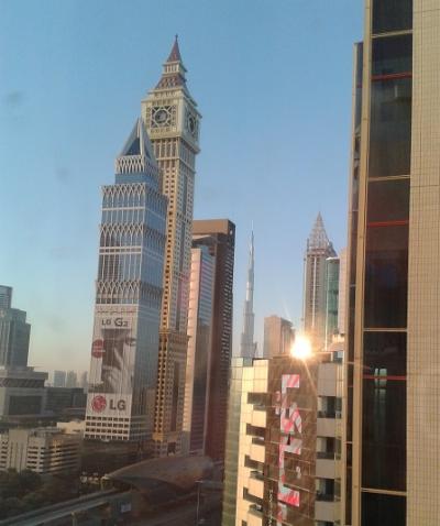 下に電車の駅、中央遠くにﾌﾞﾙｼﾞｭ　ｶﾘﾌｧが、、、